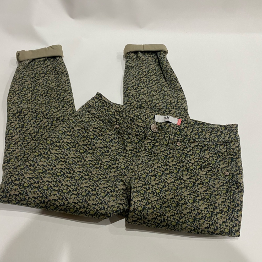 The CAbi Women’s Style 5083 Ditsy Olive Green Floral Stretch Skinny Jeans SZ 0